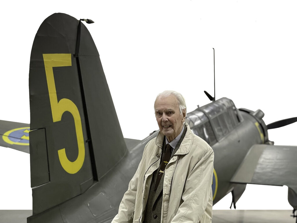 Roland Printzsköld framför flygplan Saab S 17, som han förstås har flugit! Besök på Flygvapenmuseum.