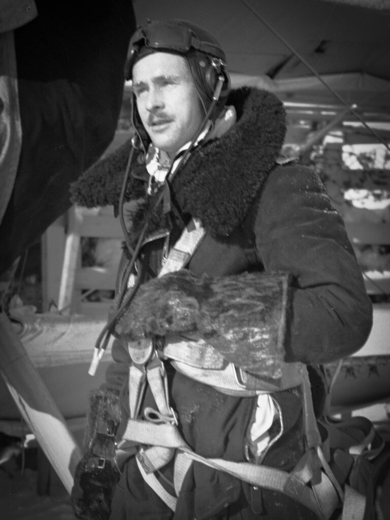 Matti Sundsten, F 19 flygflottilj i finska vinterkriget. Foto: K.J.Å Sundström. Public domain, Flygvapenmuseum. Red: Disa förlag. 