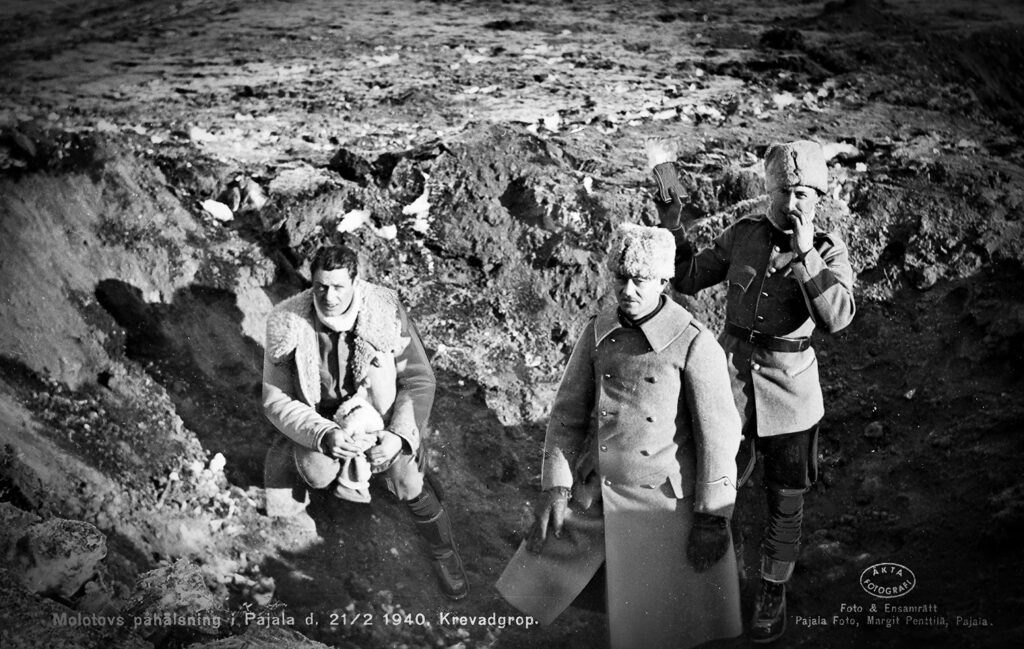 Inspektion av krevadgrop i Pajala efter sovjetisk bombning 1940