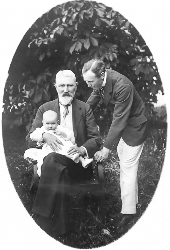 Roland Printzsköld som baby 1923, i farfar Ottos famn, med far Carl intill. 